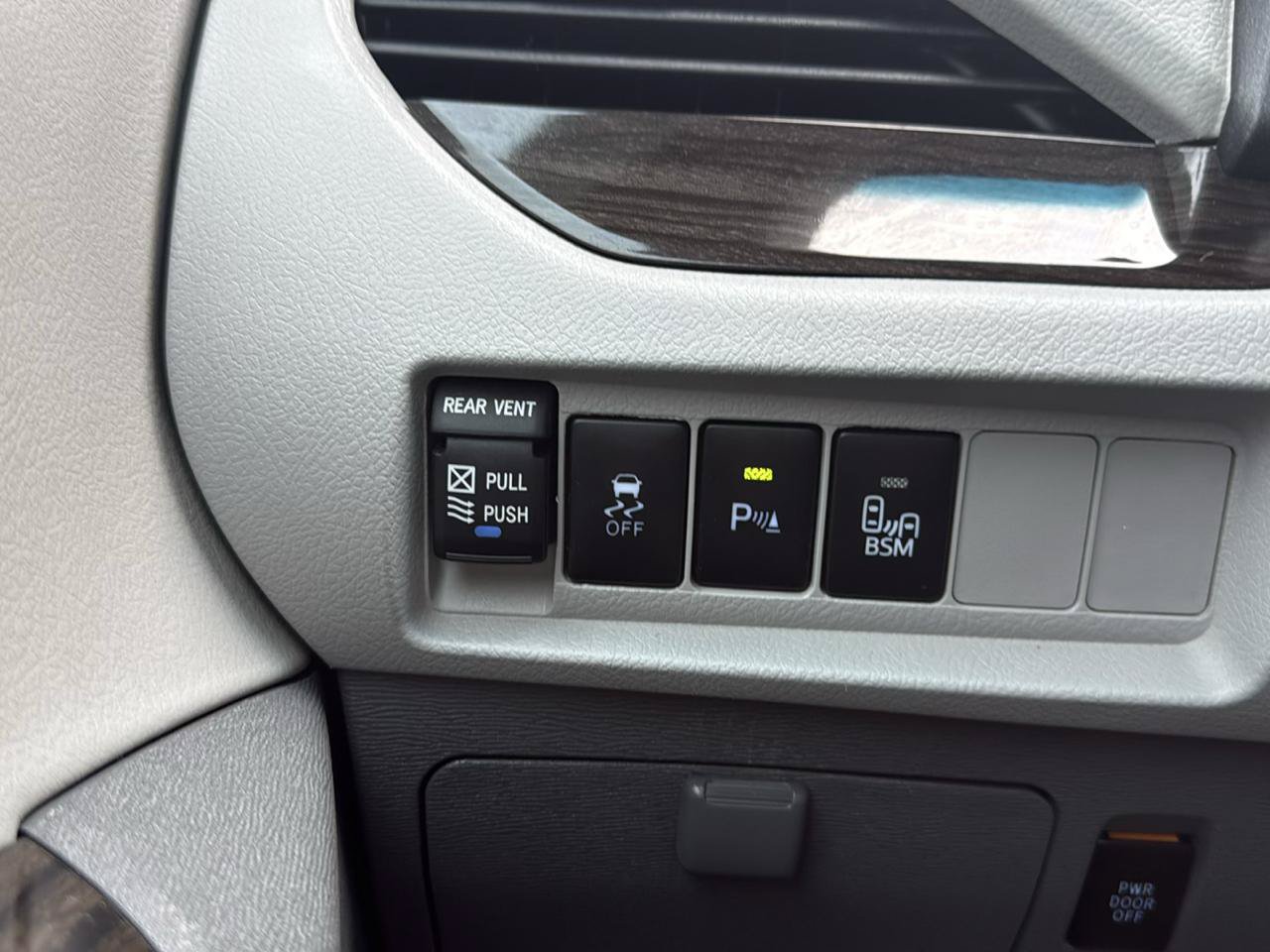 Used 2017 Toyota Sienna XLE w/ XLE Navigation Package FWD image 30