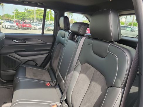 Used 2023 Jeep Grand Cherokee Altitude image 10