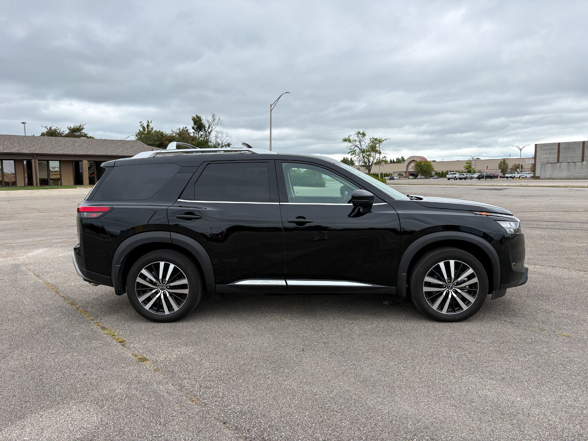 Used 2025 Nissan Pathfinder Platinum FWD image 10