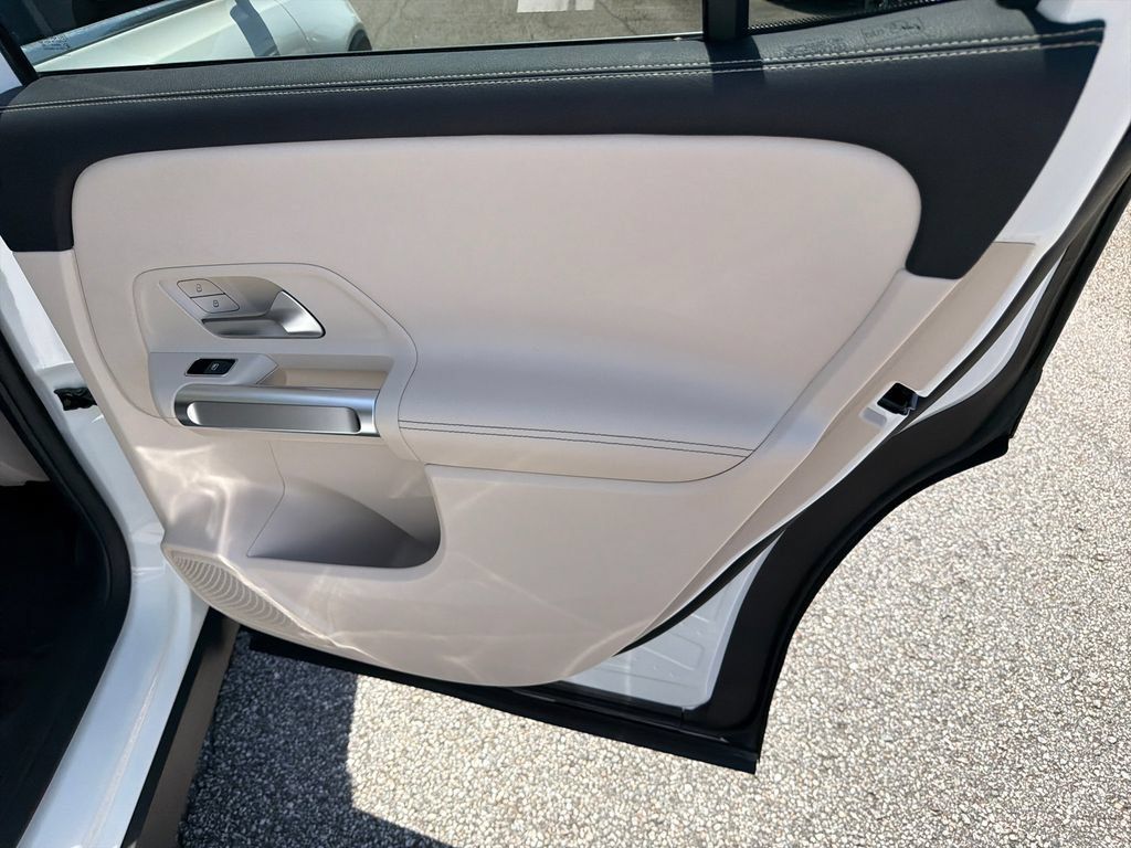 Used 2021 Mercedes-Benz GLB 250 w/ Premium Package image 16