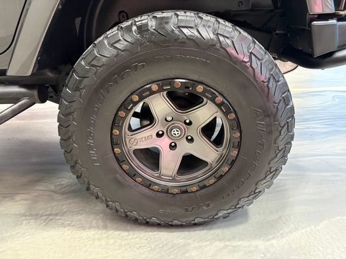Used 2016 Jeep Wrangler Unlimited Rubicon w/ Connectivity Group AWD/4WD image 24