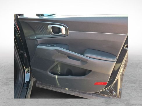 Used 2023 Kia Sorento LX FWD image 10