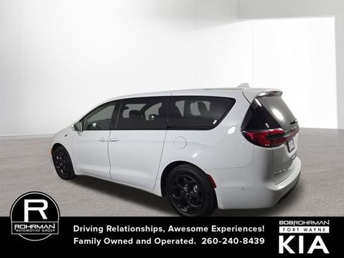 Used 2022 Chrysler Pacifica Limited w/ Uconnect Theater Family Group image 10