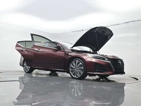 Used 2024 Nissan Altima 2.5 SL FWD image 29