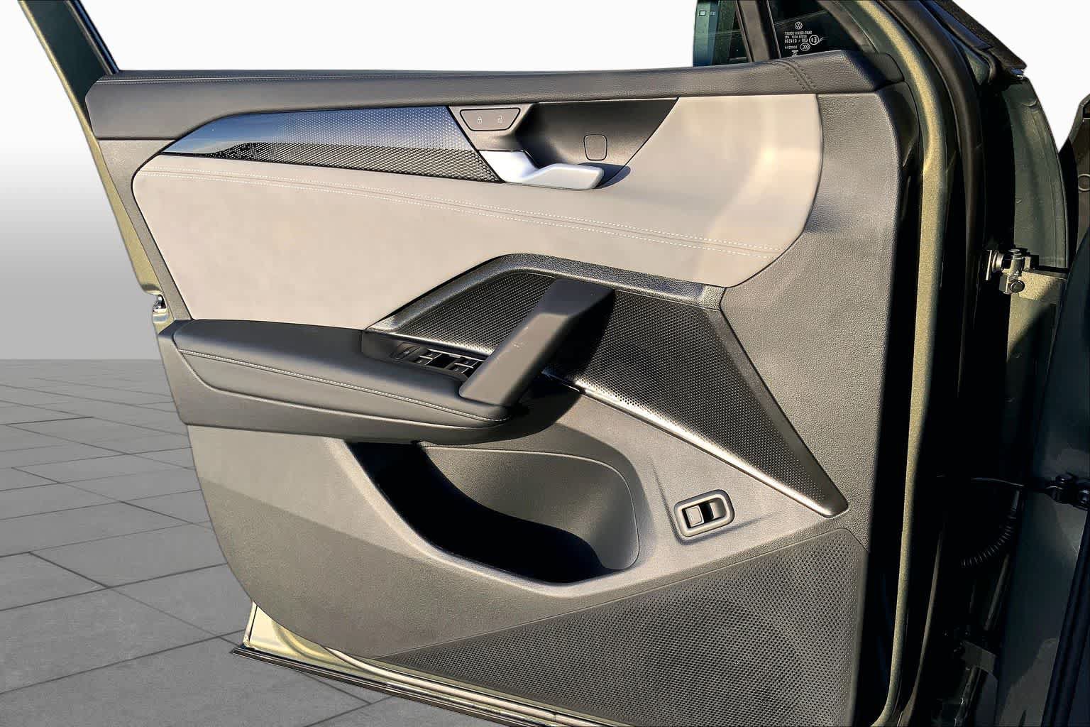 New 2026 Volkswagen Tiguan SE R-Line FWD image 8