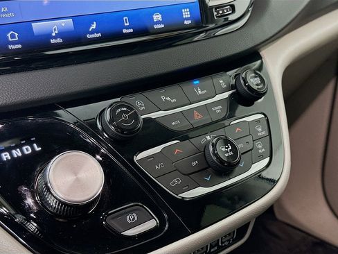 Certified 2024 Chrysler Pacifica Touring-L image 24