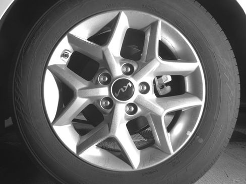 Used 2025 Kia Soul LX w/ LX Technology Package FWD image 14