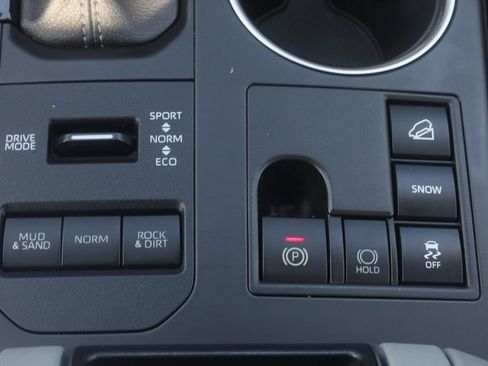 Used 2023 Toyota Highlander XLE AWD/4WD image 18