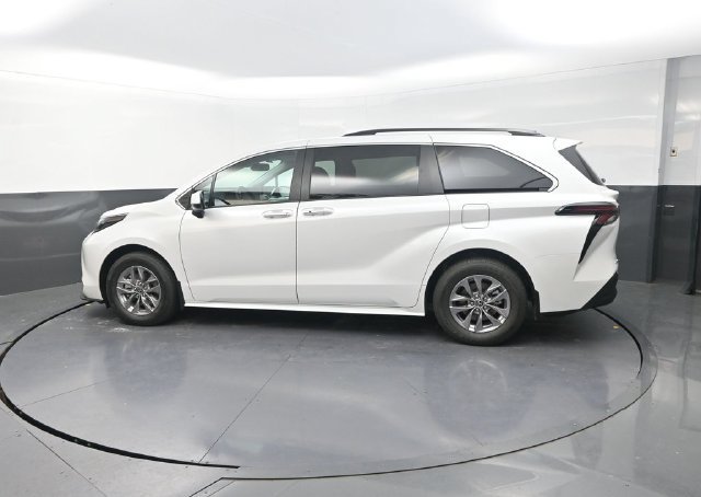 Used 2026 Toyota Sienna XLE FWD image 4