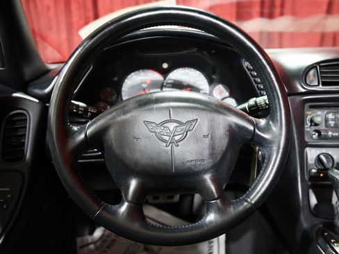 Used 2002 Chevrolet Corvette Convertible RWD image 16