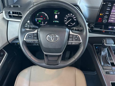 Used 2024 Toyota Sienna XLE FWD image 14