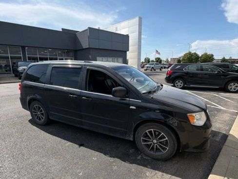 Used 2017 Dodge Grand Caravan SXT FWD image 1