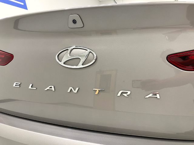 Used 2020 Hyundai Elantra SE w/ Cargo Package (C1) FWD image 11