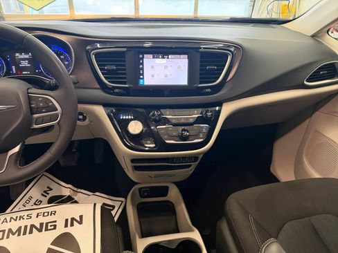 Used 2023 Chrysler Voyager LX image 13