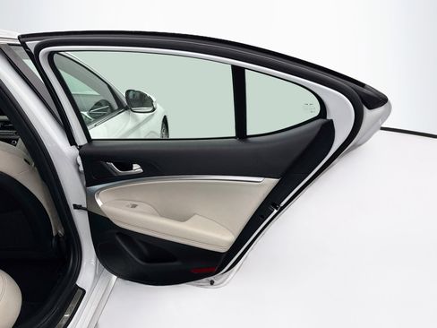 Used 2025 Genesis G70 2.5T RWD image 32