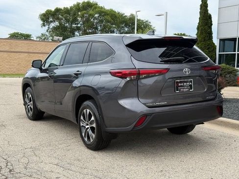 Used 2021 Toyota Highlander XLE AWD/4WD image 5