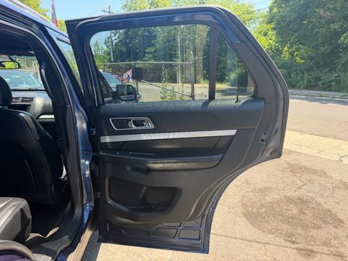 Used 2016 Ford Explorer XLT w/ Equipment Group 202A AWD/4WD image 31
