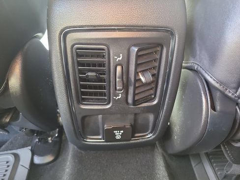 Used 2019 Jeep Grand Cherokee Laredo RWD image 16
