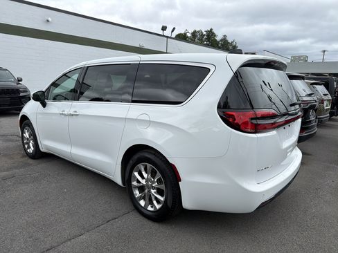 Used 2023 Chrysler Pacifica Touring-L AWD/4WD image 5