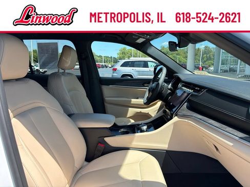 Used 2025 Jeep Grand Cherokee Limited AWD/4WD image 9