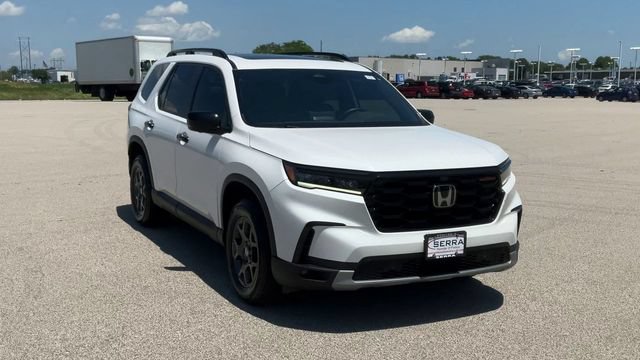 Used 2025 Honda Pilot TrailSport image 3