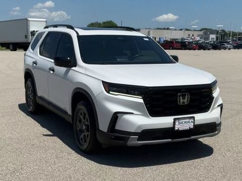 Used 2025 Honda Pilot TrailSport image 3