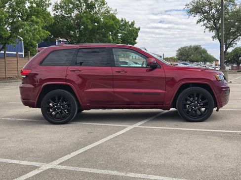 Used 2018 Jeep Grand Cherokee Altitude image 2