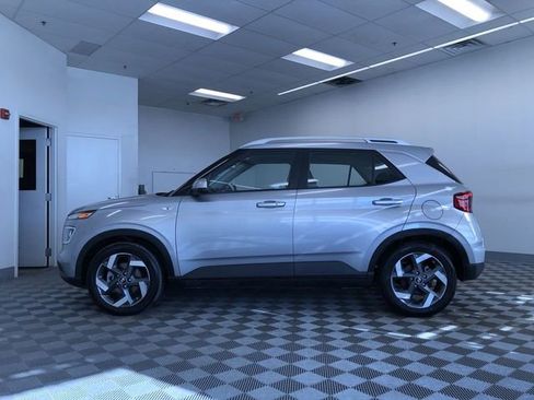 Used 2025 Hyundai Venue SEL image 12