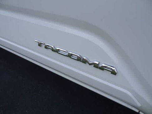 Used 2025 Toyota Tacoma SR5 AWD/4WD image 19
