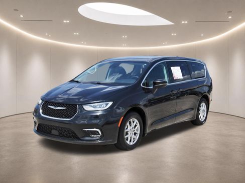 Used 2023 Chrysler Pacifica Touring-L FWD image 3