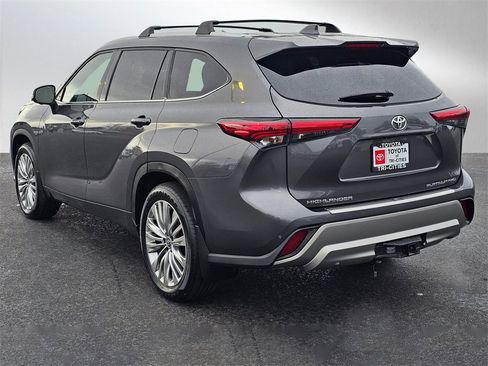 Used 2023 Toyota Highlander Platinum image 3