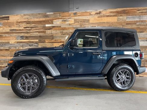 Used 2025 Jeep Wrangler Sport AWD/4WD image 17