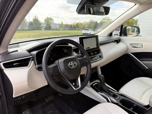 Used 2024 Toyota Corolla Cross XLE w/ Convenience Package AWD/4WD image 19
