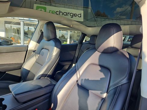 Used 2022 Tesla Model Y Long Range image 18