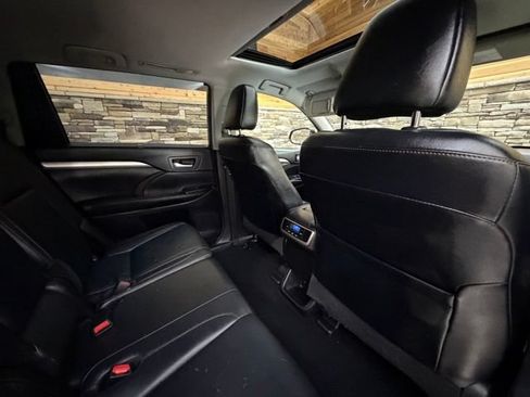Used 2017 Toyota Highlander XLE AWD/4WD image 32