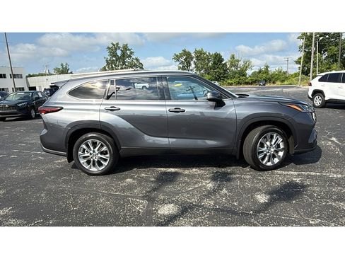 Certified 2024 Toyota Highlander Limited AWD/4WD image 10