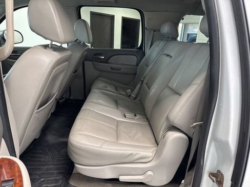 Used 2008 Chevrolet Suburban LT w/ LT Preferred Equipment Group AWD/4WD image 19