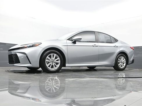 Used 2025 Toyota Camry LE image 24