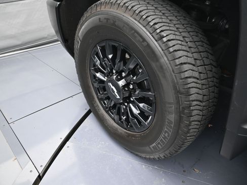 Used 2025 Chevrolet Silverado 2500 W/T image 34