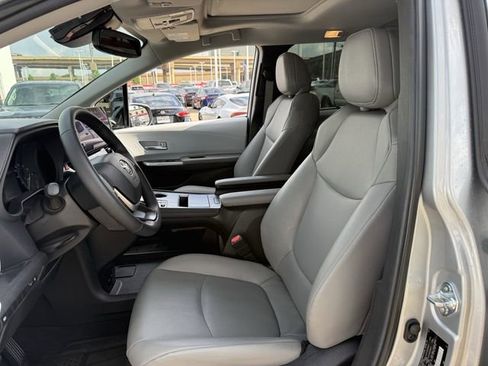 Used 2025 Toyota Sienna XLE FWD image 28