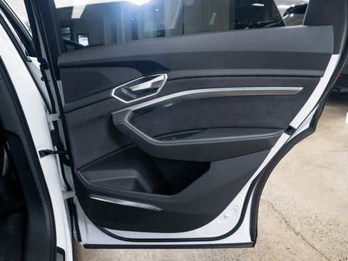 Used 2023 Audi e-tron S Premium Plus image 23