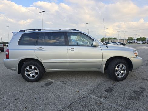 Used 2005 Toyota Highlander 2WD V6 w/ 3rd Row image 14