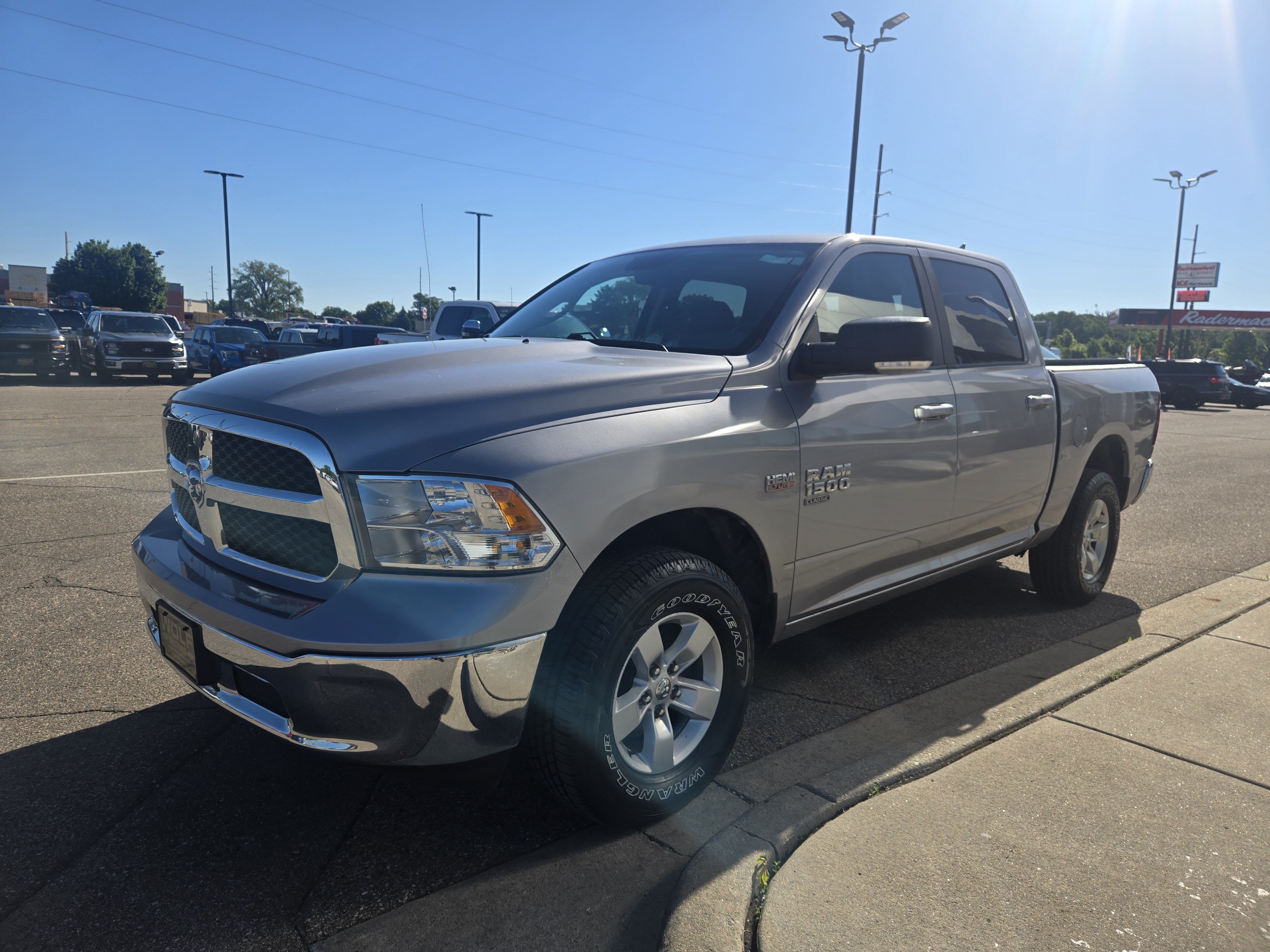 Used 2019 RAM 1500 Classic SLT w/ Luxury Group AWD/4WD image 3