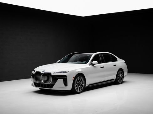 Used 2024 BMW i7 xDrive60 AWD/4WD image 5