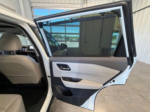 Used 2025 Nissan Rogue SL w/ Tech Package AWD/4WD image 32