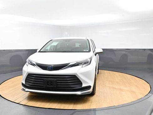 Used 2021 Toyota Sienna LE FWD image 5