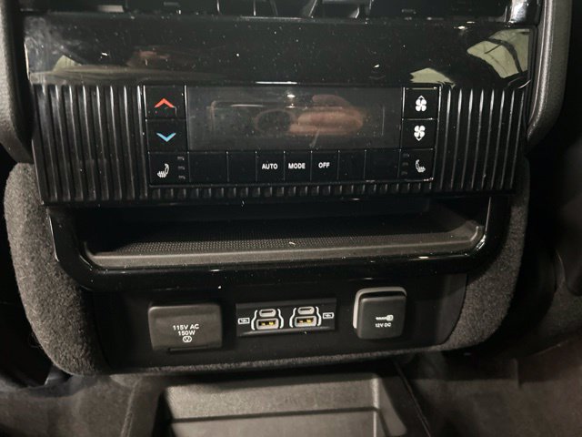 Used 2023 Jeep Wagoneer Series III w/ Premium Group I AWD/4WD image 11