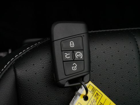 Certified 2024 Volkswagen Tiguan SE R-Line image 31