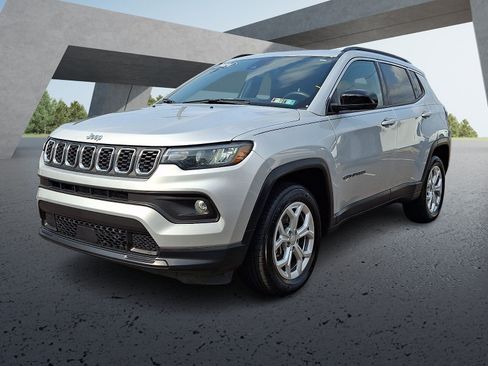 Used 2024 Jeep Compass Latitude AWD/4WD image 3