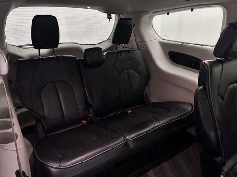 Used 2018 Chrysler Pacifica Limited w/ Tire & Wheel Group image 16